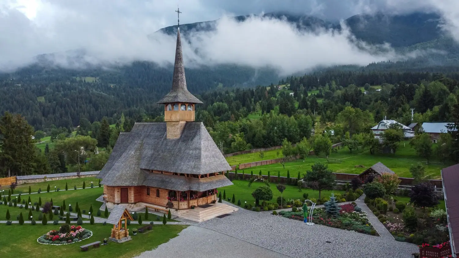 Szlak drewnianych cerkwi: Duchowa podróż przez Karpaty