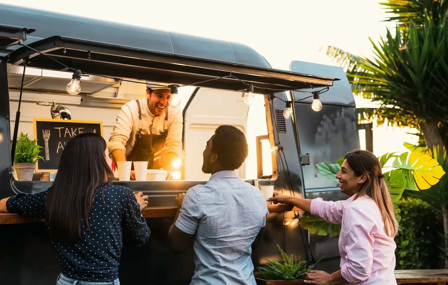 Polskie food trucki: Mapa najlepszych mobilnych restauracji