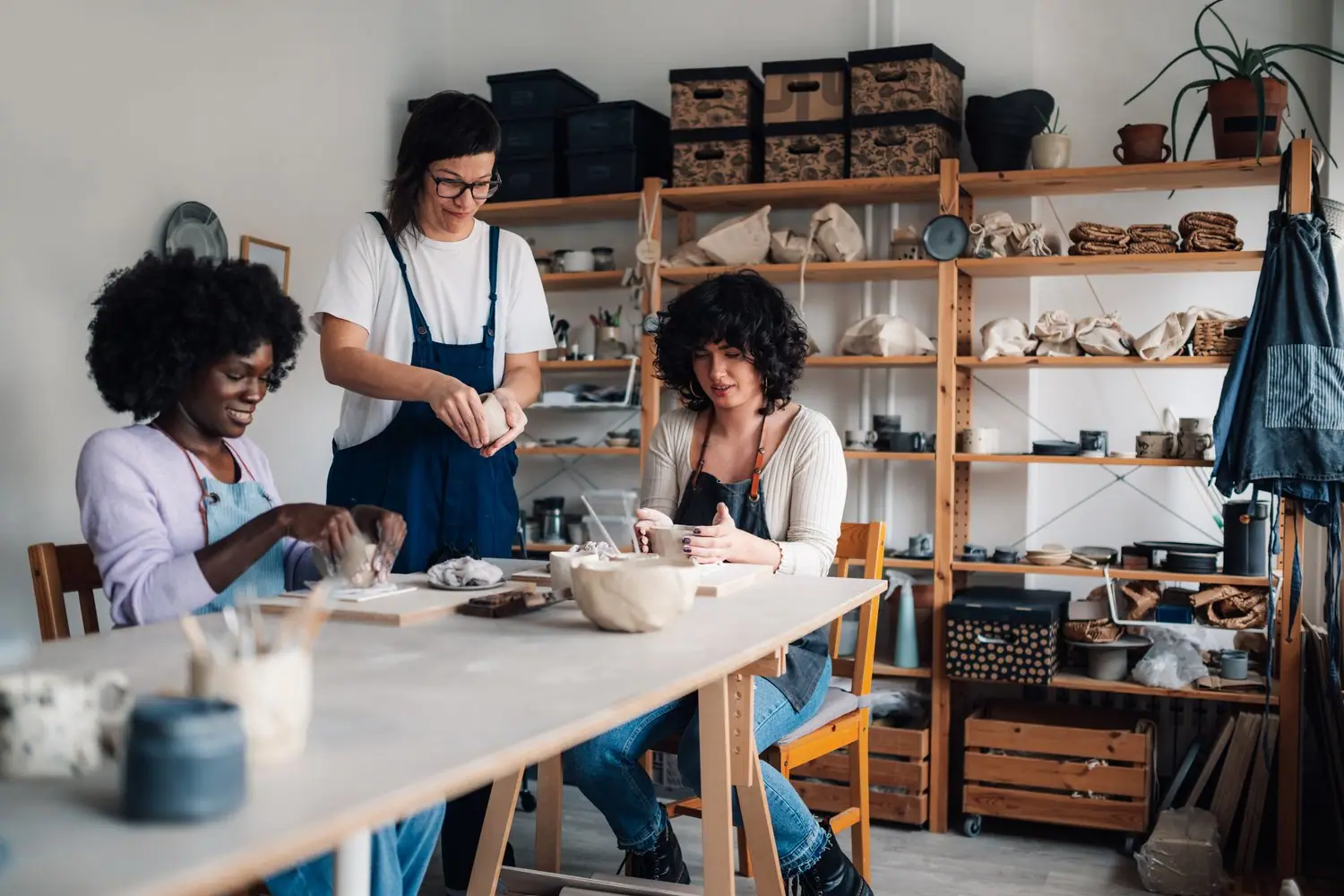 Miejsca inspiracji dla ceramików: Pracownie i warsztaty