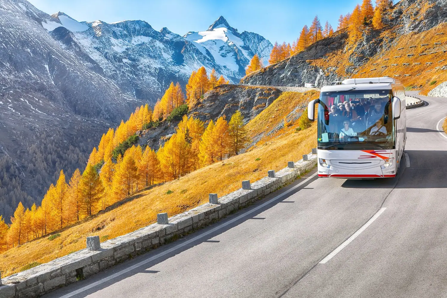 Nocne trasy autobusowe w górach: Przewodnik po połączeniach