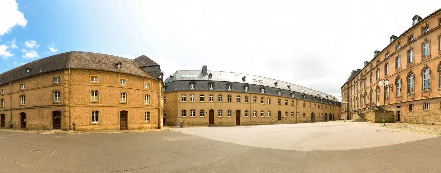 Noclegi w dawnych koszarach: Historia zamknięta w murach