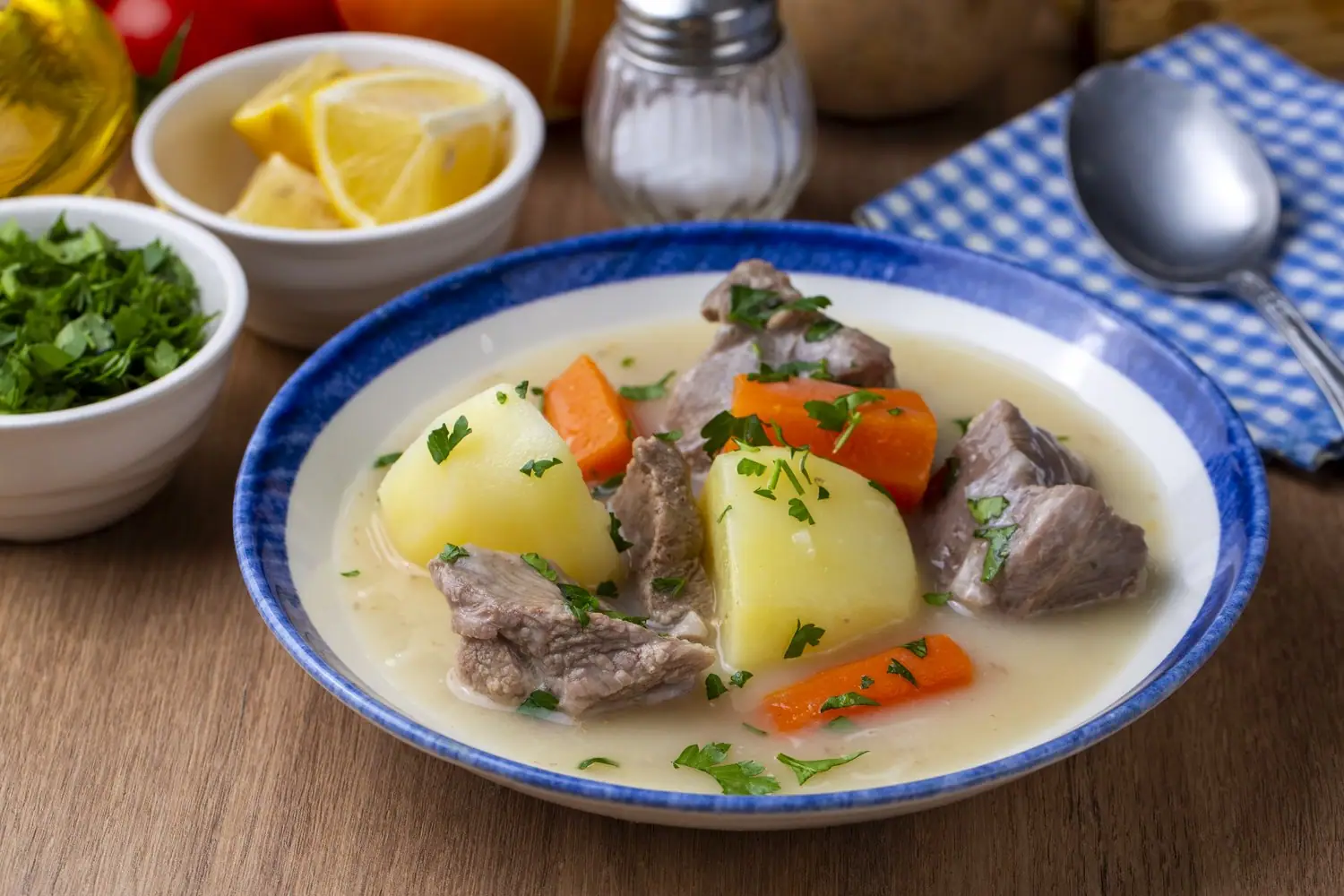 Jak przygotować tradycyjny bigos: Sekrety długiego gotowania