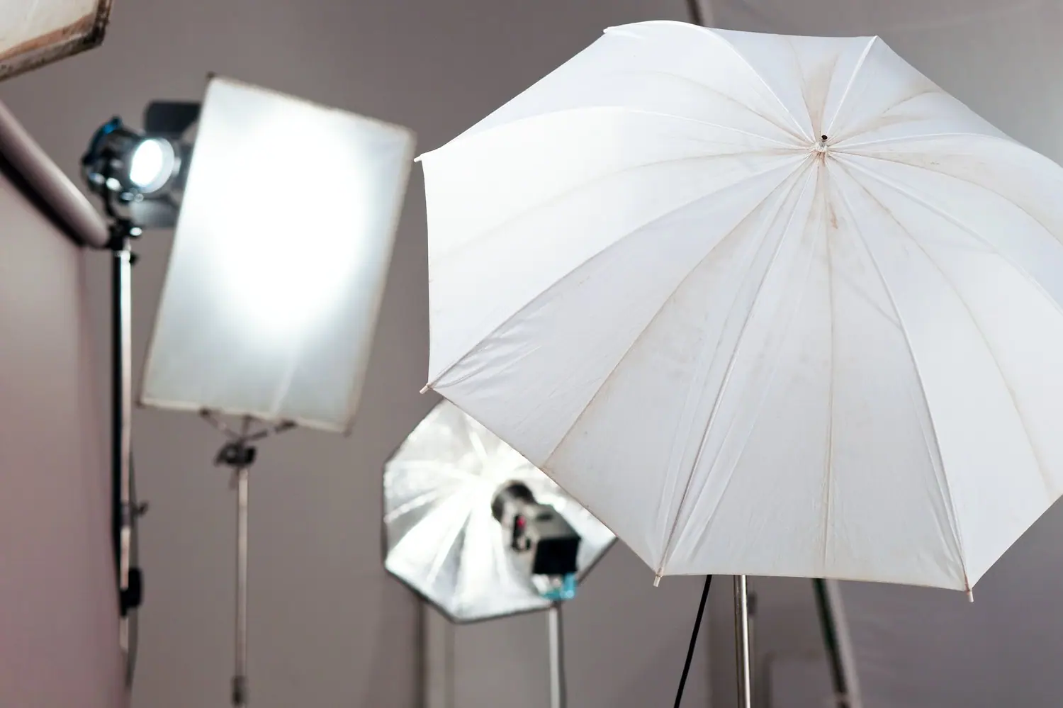Podstawy fotografii produktowej: oświetlenie i tło w warunkach domowych