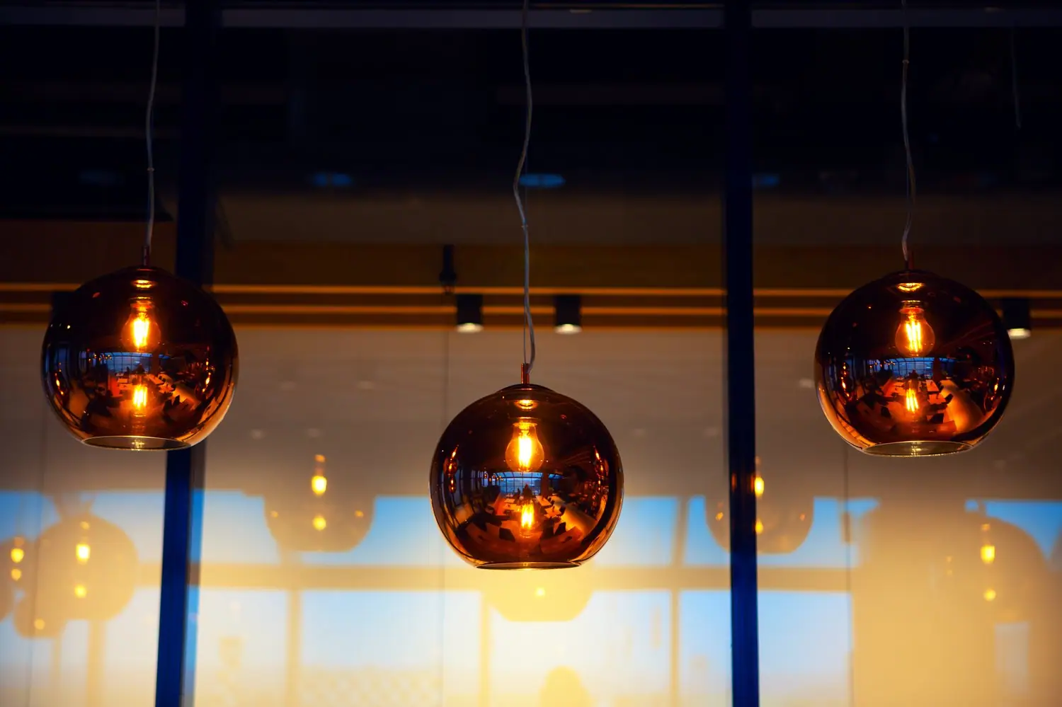 Inspirujące sposoby na oświetlenie wnętrz bez lamp sufitowych