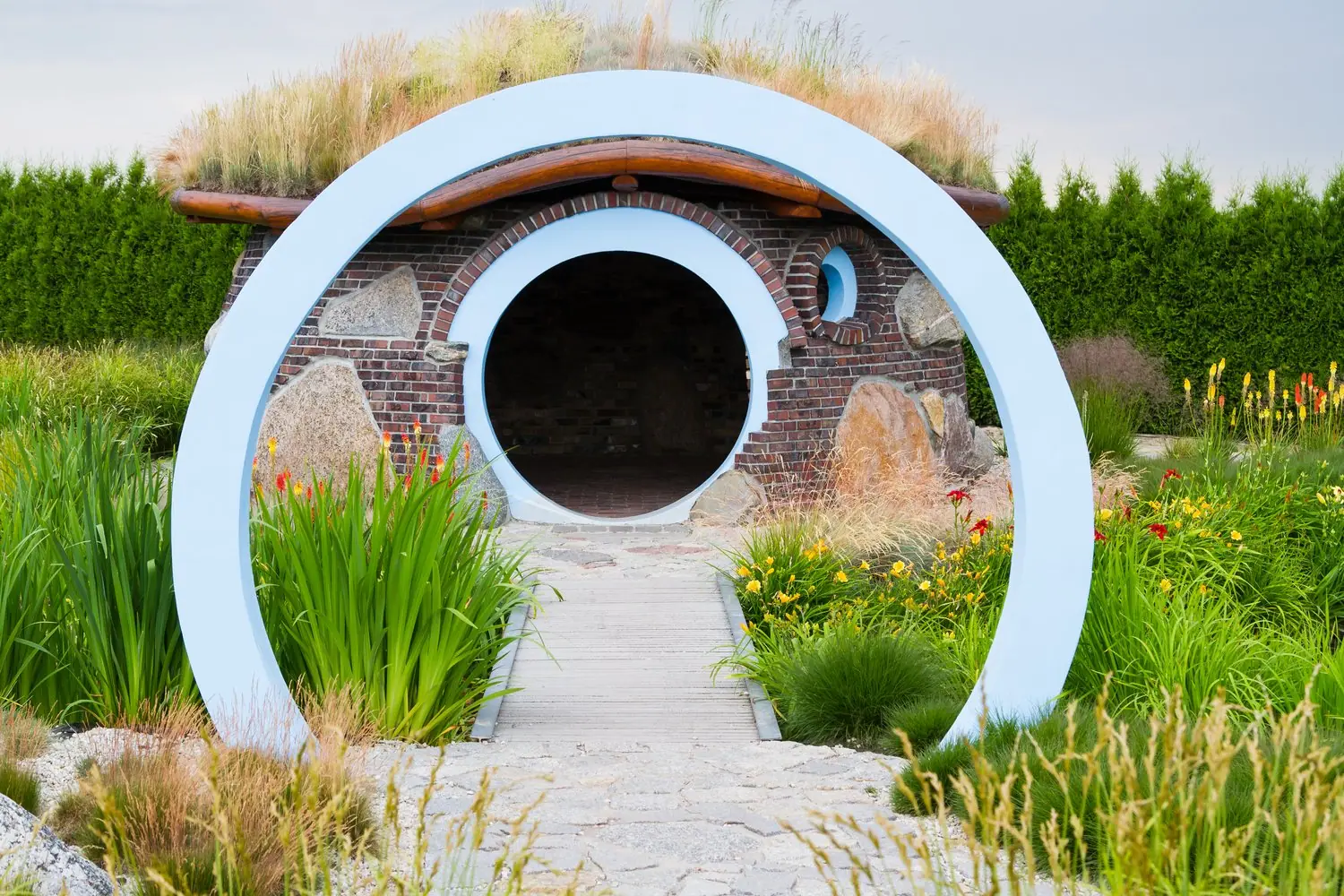 Noclegi w chatach hobbitów: baśniowe miejsca inspirowane Tolkienem