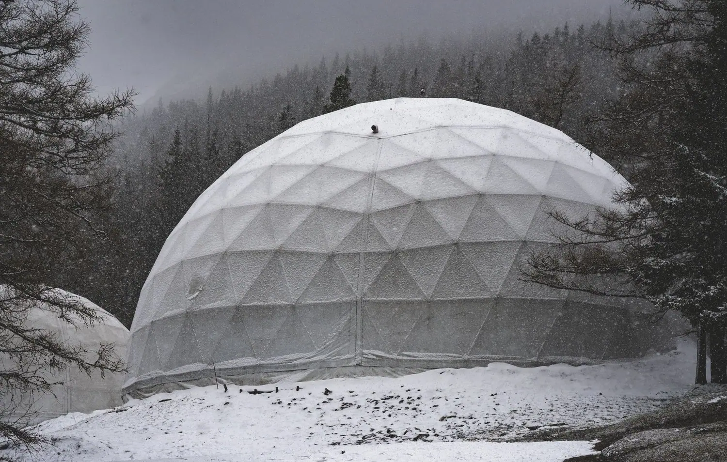 Noclegi w igloo i domkach lodowych: zimowe atrakcje w górach